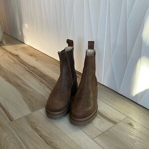 Banana Republic Chelsea Ankle Boot
NWOB